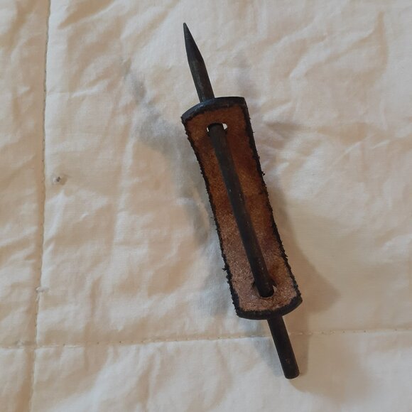 Vintage Leather Hair Clip with Stick - Picture 2 of 4